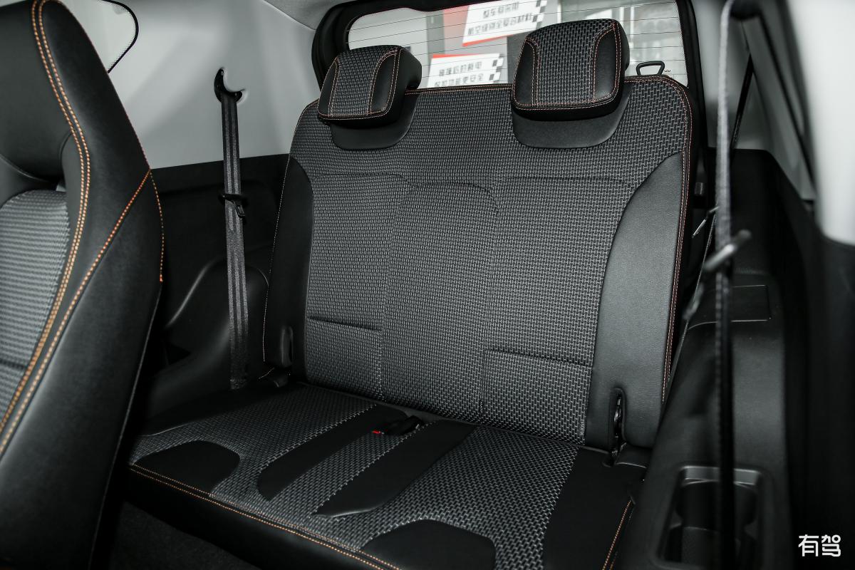 跟用戶介紹一款汽車腳踏墊