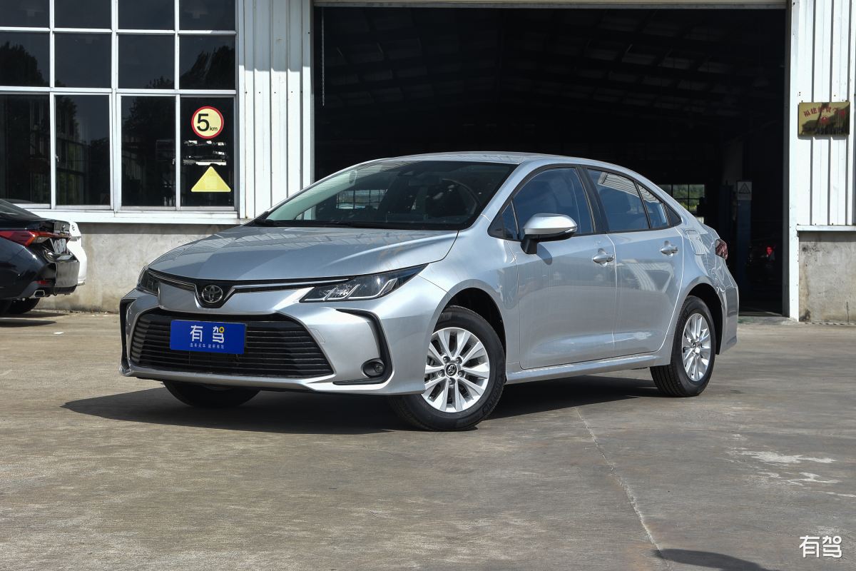 卡罗拉2017款1.6L无级GL(改款) 白色:珍珠漆吗? 卡罗拉2017款1.6L无级GL(改款) 白色:珍珠漆吗?