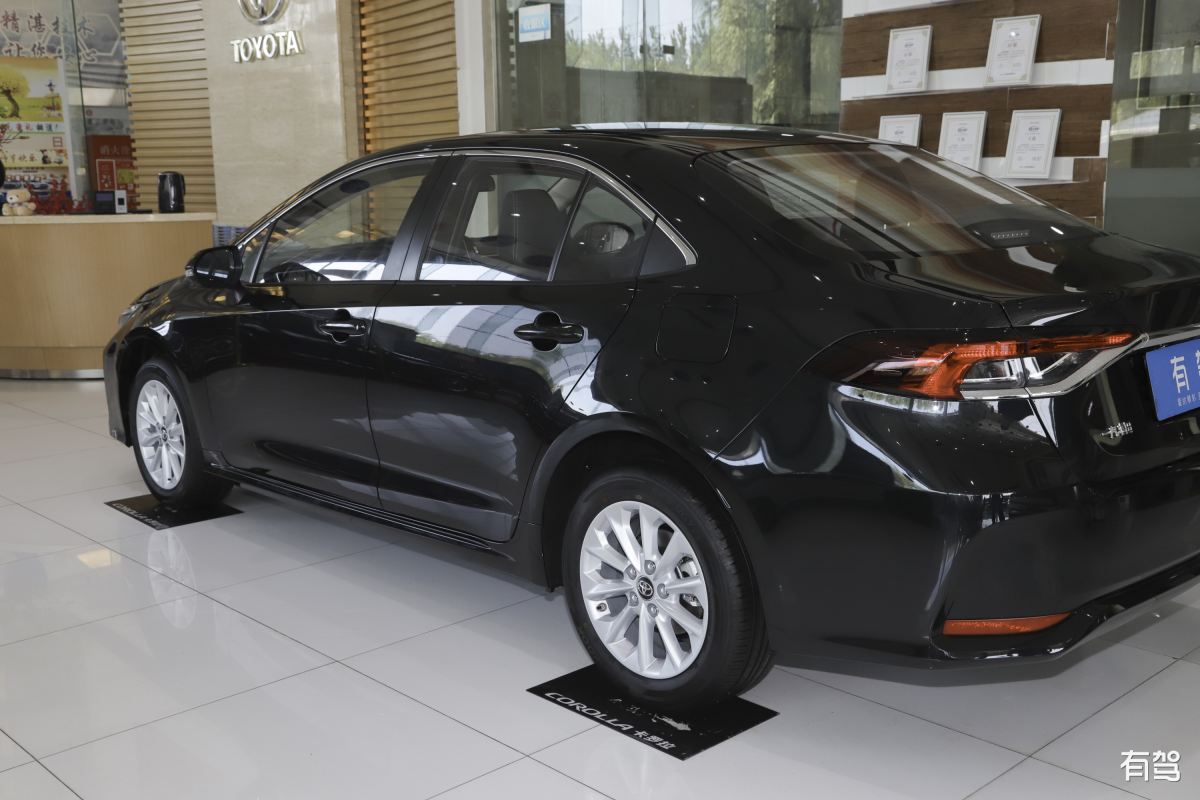 卡罗拉后杠带漆吗？ - 车型配置影响后杠材质