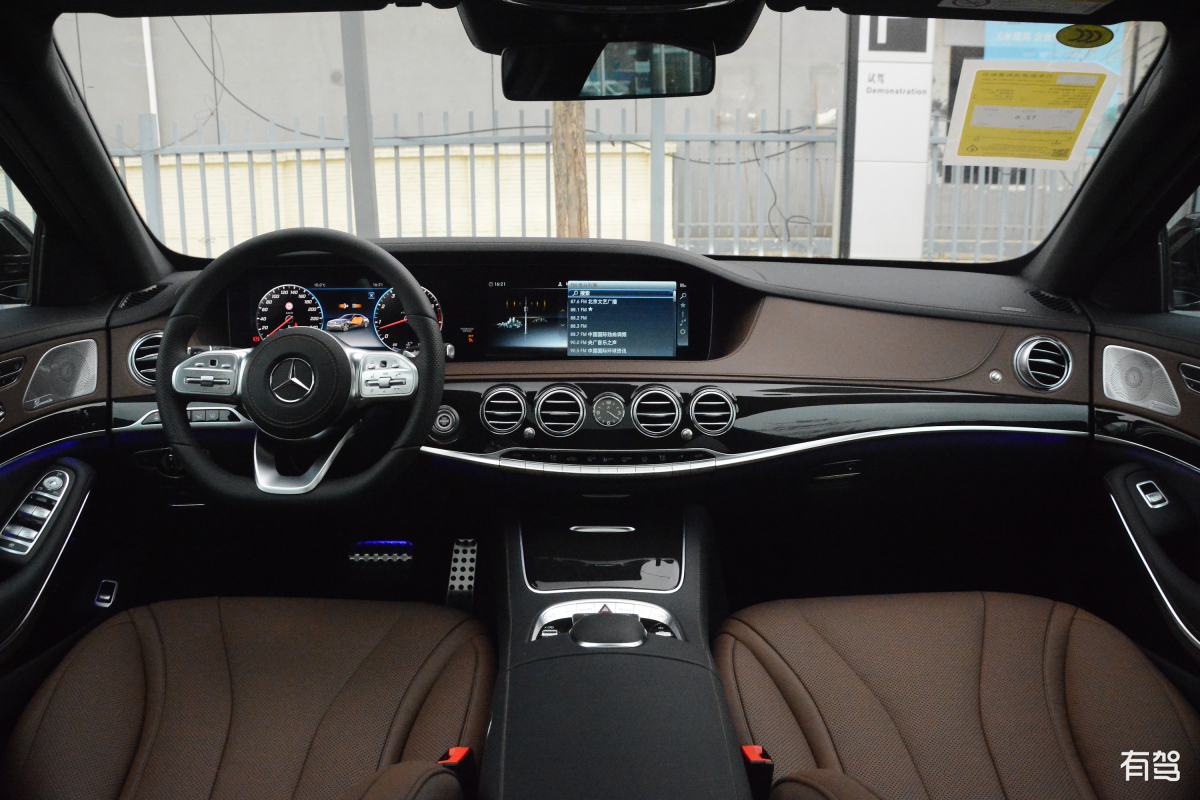 生成一篇 奔驰e300l 不少于2000字的文章,第一行为标题,每个段落中生成一张图片