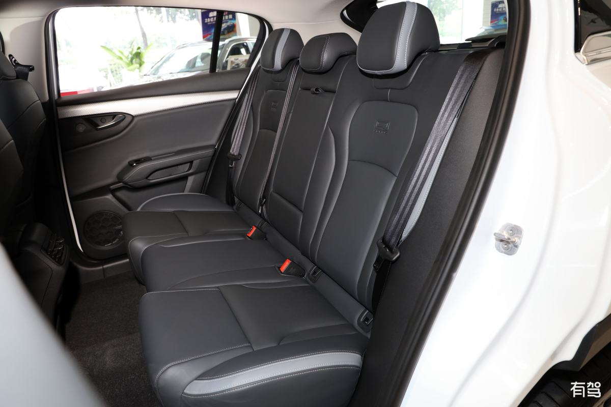 比亚迪秦PLUS空间体验: 宽敞舒适, 家用出行无忧