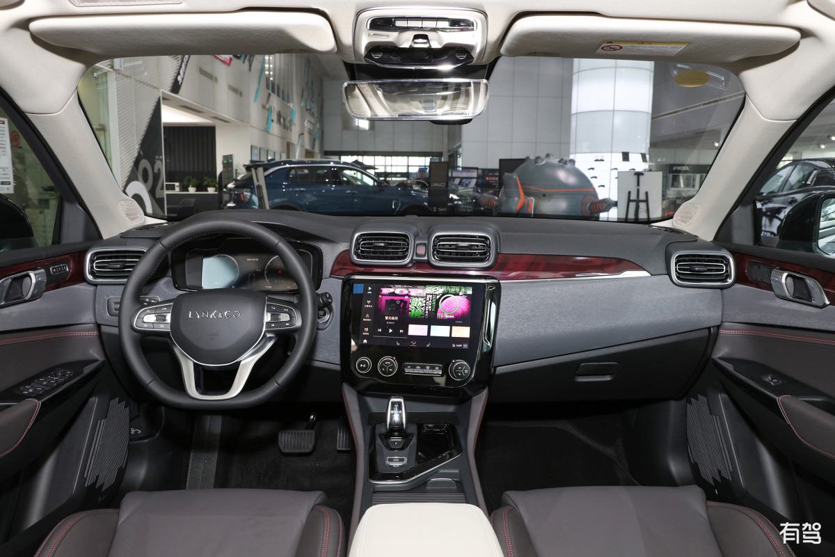 从国庆节提车到现在也有两个多月的时间了通过这段时间的相处我和我的新款领克燃油版已经成功处成了好哥们它在慢慢地熟悉我的驾驶习惯我也在一点点地去了解它不得不说全系四驱动力加持开起来非常爽油耗表现也不错在冬天的磨合期油耗也能达到的表现等再熟练一些估计就更低了并且这个价位还能够配上座椅加热功能已经让我包包地满意了。围绕这篇博文写1条10字左右的评论