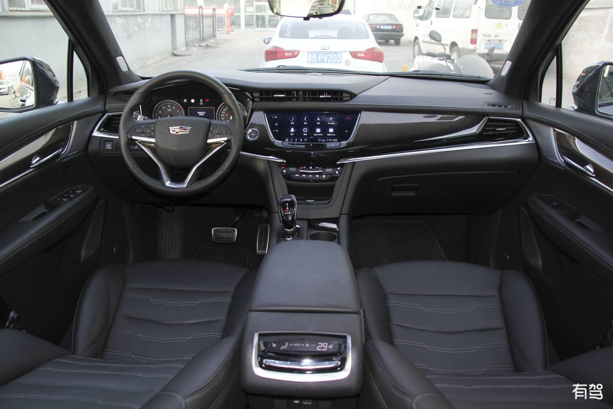 如果你要选购一辆车关于两篇宝马X5和凯蒂拉克XT6两款车的对比报告你会侧重于谁的回答请说出这两篇报告的优缺点？回答1宝马X5和凯蒂拉克XT6是两款豪华SUV下面是它们的对比报告。1 外观设计宝马X5的外观设计优美大方强调了豪华感和高科技气息让人们第一眼就能被它吸引。凯蒂拉克XT6显得更加沉稳外观设计更年轻化时尚感和家庭气息结合在一起。2 动力输出宝马X5和凯蒂拉克XT6都提供多种动力输出但宝马X5