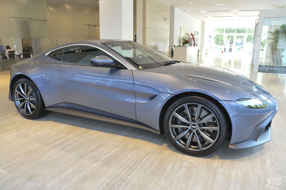 阿斯顿马丁V8小天鹅介绍800字介绍风格搞笑有歇后语押韵