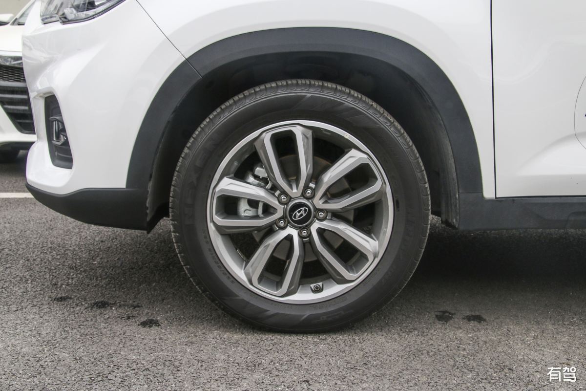 起亚kx7为什么从后面看轮胎是携驰的看起下面携驰。上面轮胎都进去了一样 两边感觉不一样正常吗