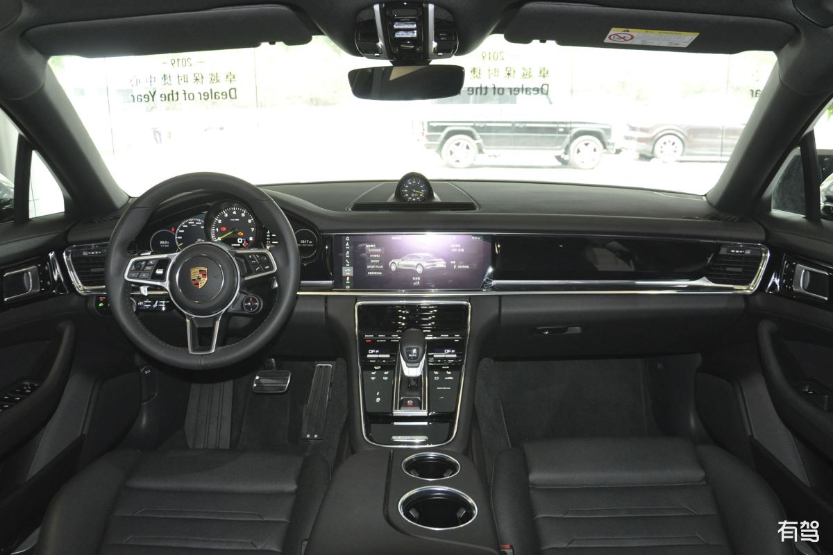 写一个120字的语句内容前后押韵的描述保时捷卡宴的文案要求内容要描述配置细致