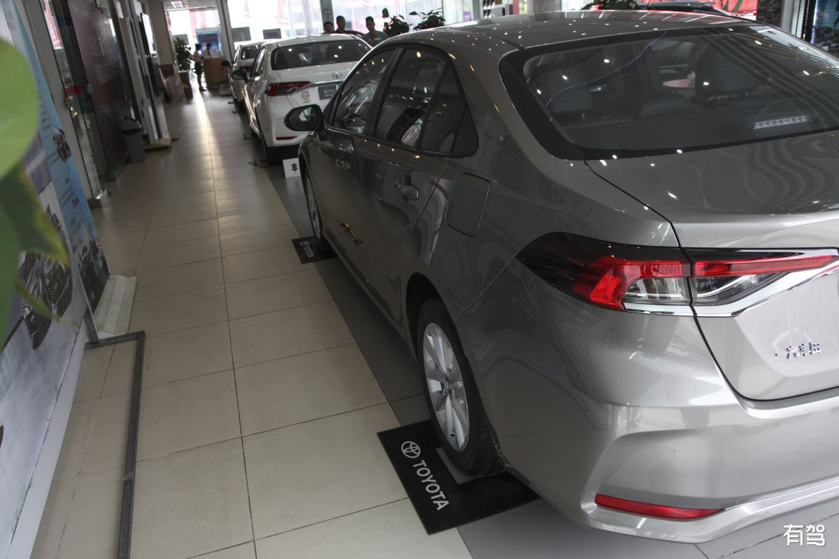 卡罗拉后杠带漆吗？ | 汽车后杠漆面辨别