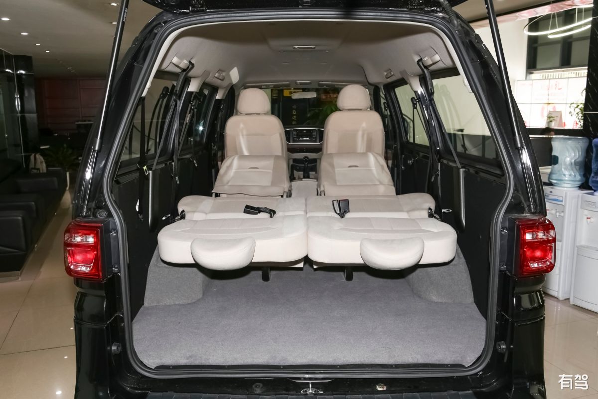 MPV 汽车：多功能与空间的完美结合