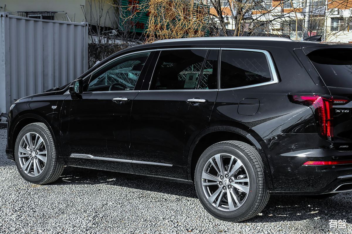 关于宝马X5和凯蒂拉克XT6两款车的对比报告以下两个回答各自的优缺点分别是什么？回答1宝马X5和凯蒂拉克XT6是两款豪华SUV下面是它们的对比报告。1 外观设计宝马X5的外观设计优美大方强调了豪华感和高科技气息让人们第一眼就能被它吸引。凯蒂拉克XT6显得更加沉稳外观设计更年轻化时尚感和家庭气息结合在一起。2 动力输出宝马X5和凯蒂拉克XT6都提供多种动力输出但宝马X5的动力输出更可靠、高效能够为驾