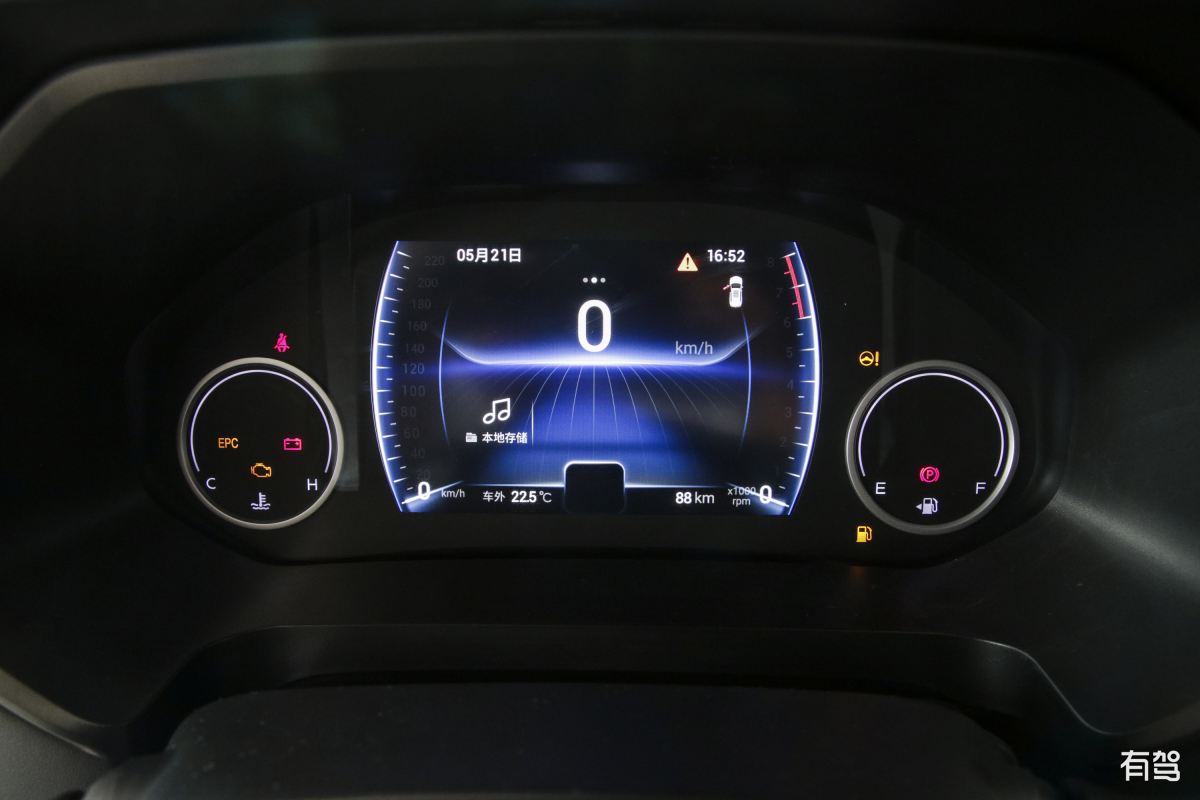 大灯是亮点空间很大座椅像沙发一样舒服但是整个车很肉开起来很累而且油耗高的离谱如果能改装整备一下做成轻量化车身那还是可以开的