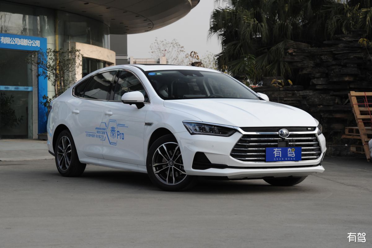 比亚迪秦在线说车的文案要求完成开场寒暄、主题介绍以及活动计划预告；产品引入、产品展示引导预约提升观众兴趣、激发购车欲望；与观众互动积极直播间气氛热烈主播及时回答观众提出的相关问题；通过收尾话术完成引导关注、总结致谢环节提高直播间关注度增强粉丝粘性不少于