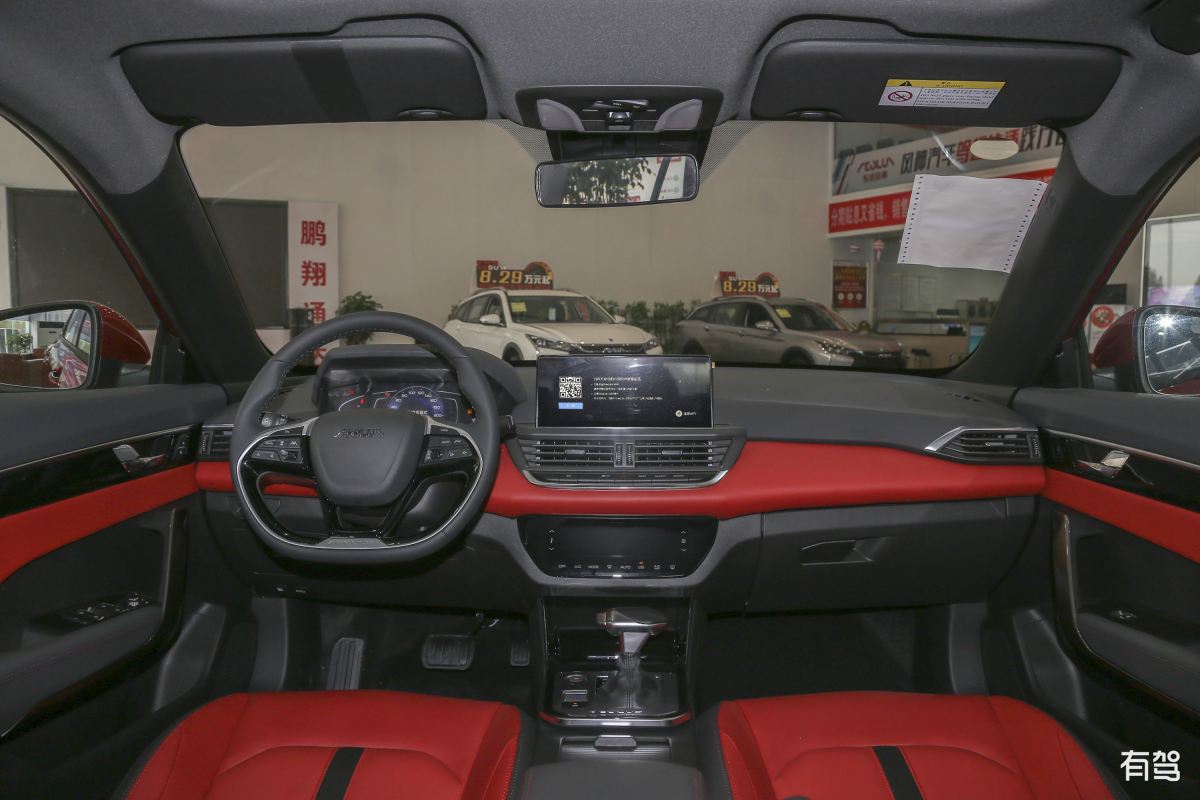 飞凡巴赫座舱是飞凡F7的重要卖点。车内前排配备了43英寸宽幅真彩三联屏和后排8英寸娱乐影音屏的组合能够提供双向双区独立影院功能并且具备多种智能场景切换。理解上面的内容下面是要求文章要求如下：内容必须围绕车型飞凡F7并提及至少1个产品相关卖点或与上市价格相关。内容以每个座位都是C位为主题全文与主题相关性强