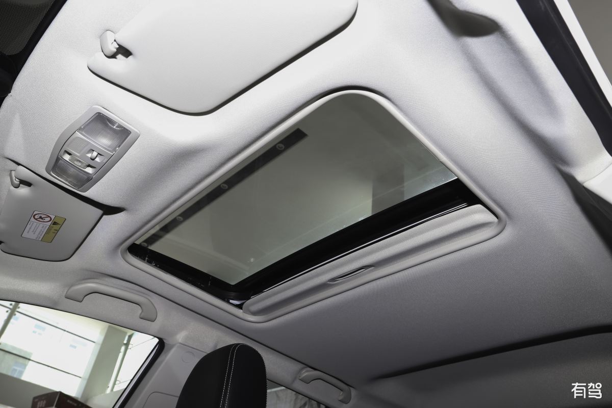 写一个120字的语句内容前后押韵的描述保时捷卡宴的文案要求要有详细的配置内容