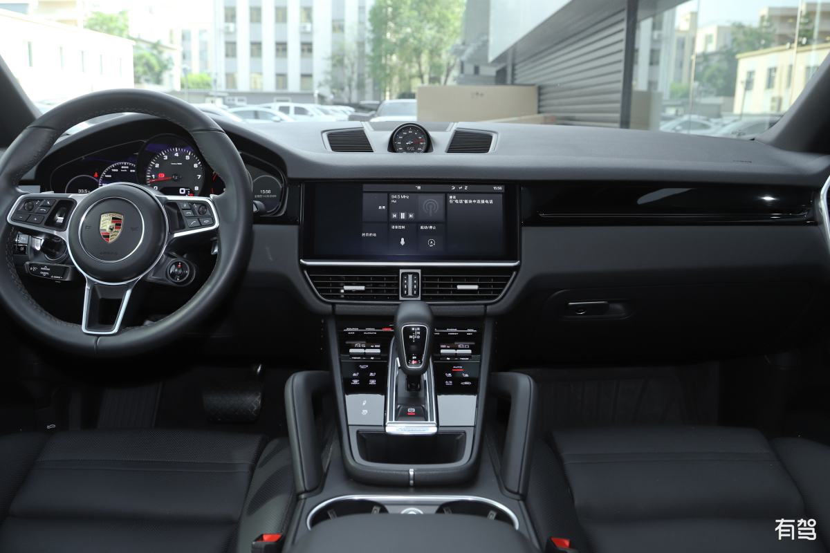 写一个120字的语句内容前后押韵的描述保时捷卡宴的文案要求内容要描述配置