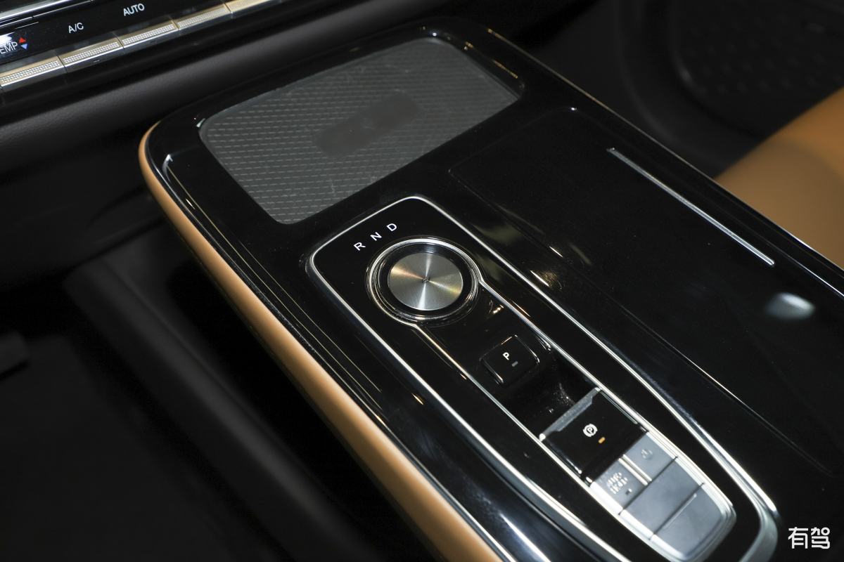 请扩写结合前文对广汽埃安内外部环境的分析对各外部因素两两相比较并按照前者比后者同样重要、稍重要、明显重要、极其重要和强烈重要分别赋予 1、3、5、7、9分值介于两者之间用2、4、6、8表示 后者比前者的重要性为倒数。得到外部判断矩阵如表3-6所示。