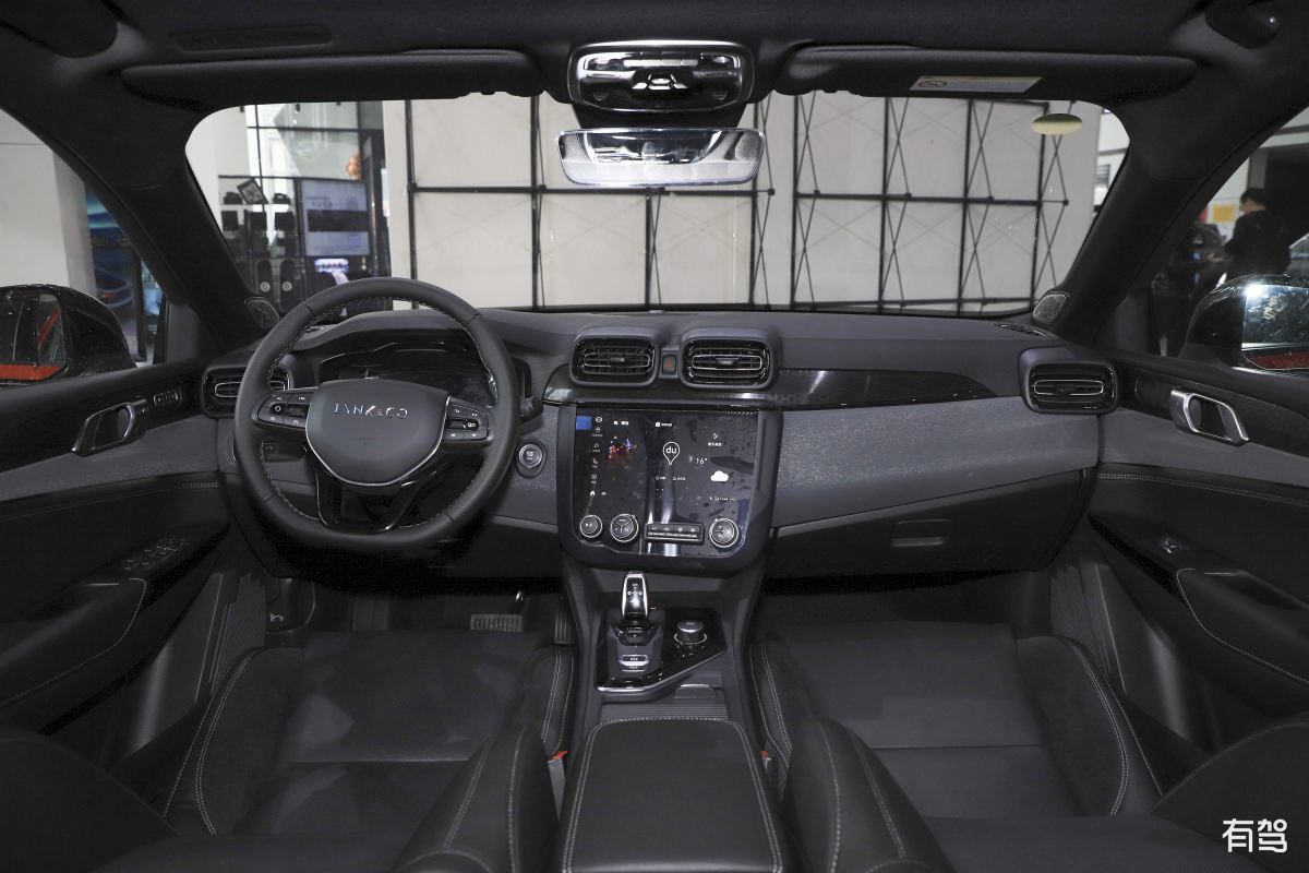 今天实名推荐我的爱车新款领克燃油版买回来已经快一个月了这个冬天再也不用骑着小电驴上下班了高低也是吹上空调的人了重要的是这个车还自带座椅加热功能这么冷的天别提多滋润了嗷嗷舒服体会到了前所未有的幸福真的庆幸自己买了燃油车黄金动力四驱和两驱两种形式跑起来相当硬核老爷们儿就得开这种动力强悍的车而且冬天没有馈电焦虑也没有里程焦虑这春节回家高低不得整一辆。围绕这篇博文写1条10字左右的评论