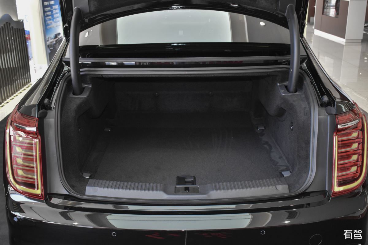 红旗H6后备箱空间有多大？高度、容量、储物格全解析