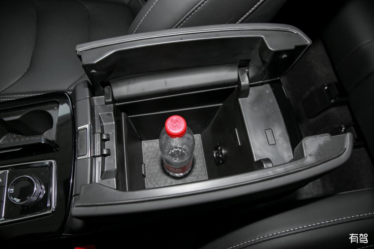 红旗H6后备箱门按钮高度：方便使用，电动开启