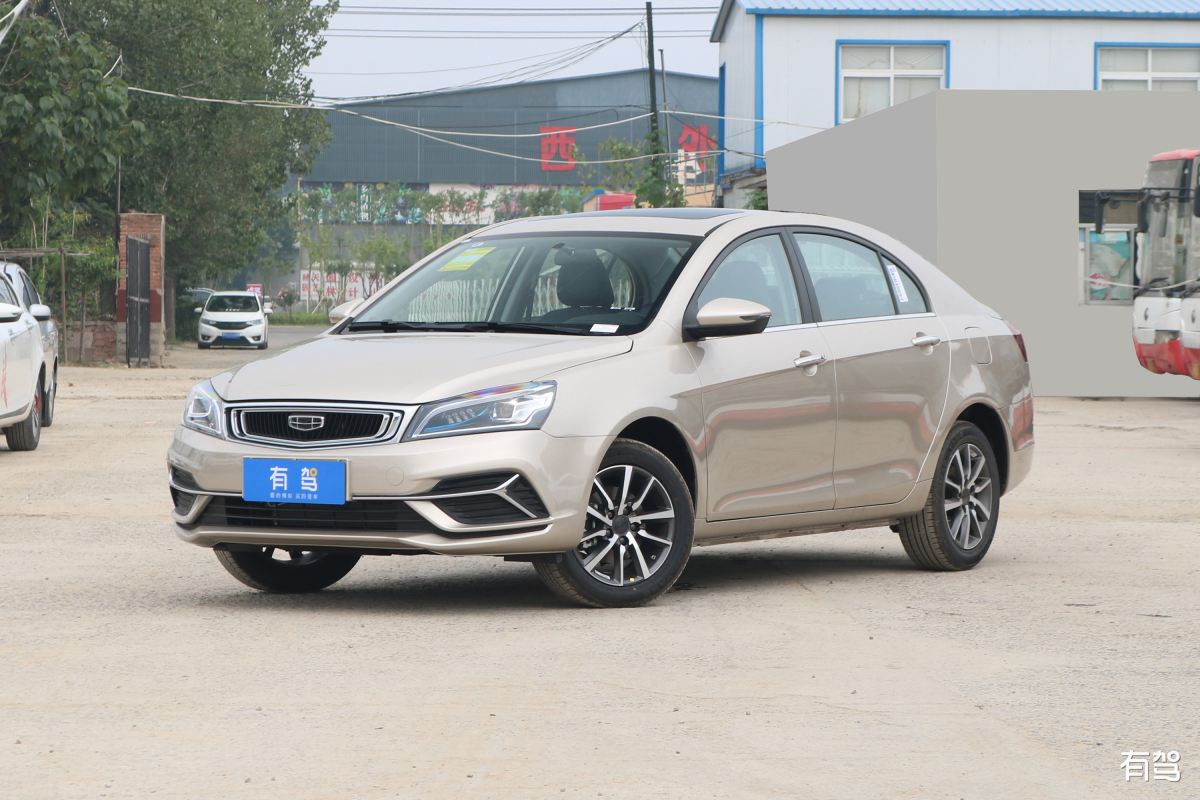 请以下面三段话作为参考仿写一段吉利几何E2023款最不满意的地方。1提车时间慢走的贷款到打了临牌提车等了一整天到下午登记服务站下班弄完的后排放不倒不管四座还是五座的都是放不到音响低音差点缺少咚咚的感觉A柱挡视线2没有后雨刮有时候下雨后面有没有车压根看不清。3刹车有异响这个非常讨厌我邻居的车就没有这个问题我新车提回来还没两天就出问题了后来看群里大家的反应似乎是通病回厂换了个什么配件就好了。