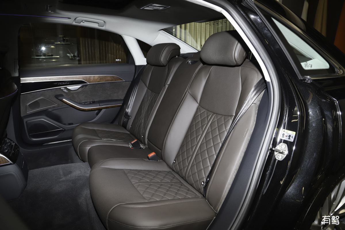 奔驰s350后排中间座椅怎么放倒 200字