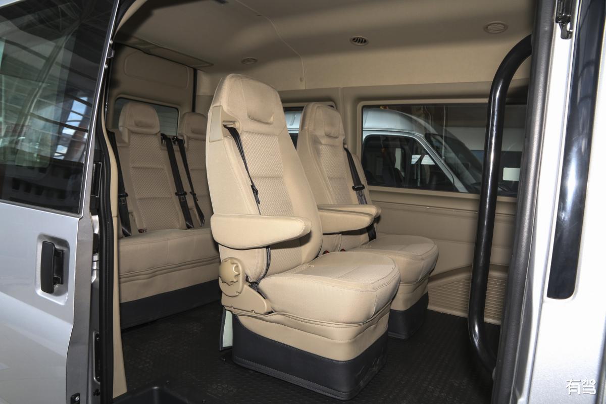 丰田考斯特汽车的内部空间和舒适性怎么样？