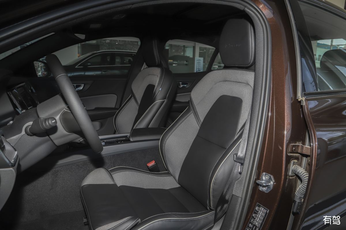 沃尔沃S60：外观时尚、内饰豪华、配置先进、空间宽敞、驾驶感受出色的优秀汽车