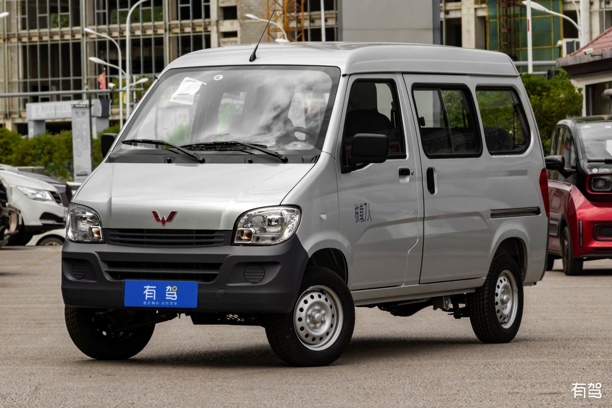 上汽通用五菱 五菱之光五菱扬光 11L 手动档 豪华型 LZW6386A3后杠是否带漆