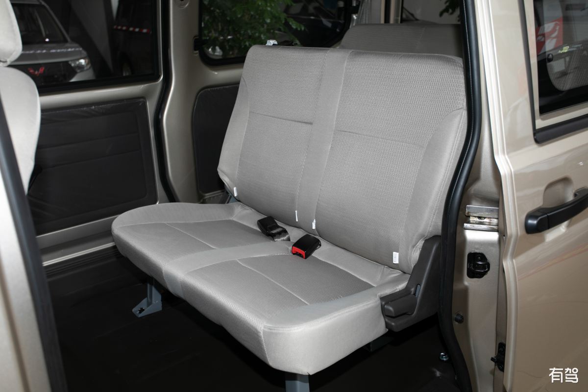 五菱荣光12面包尾灯好拆吗 100字