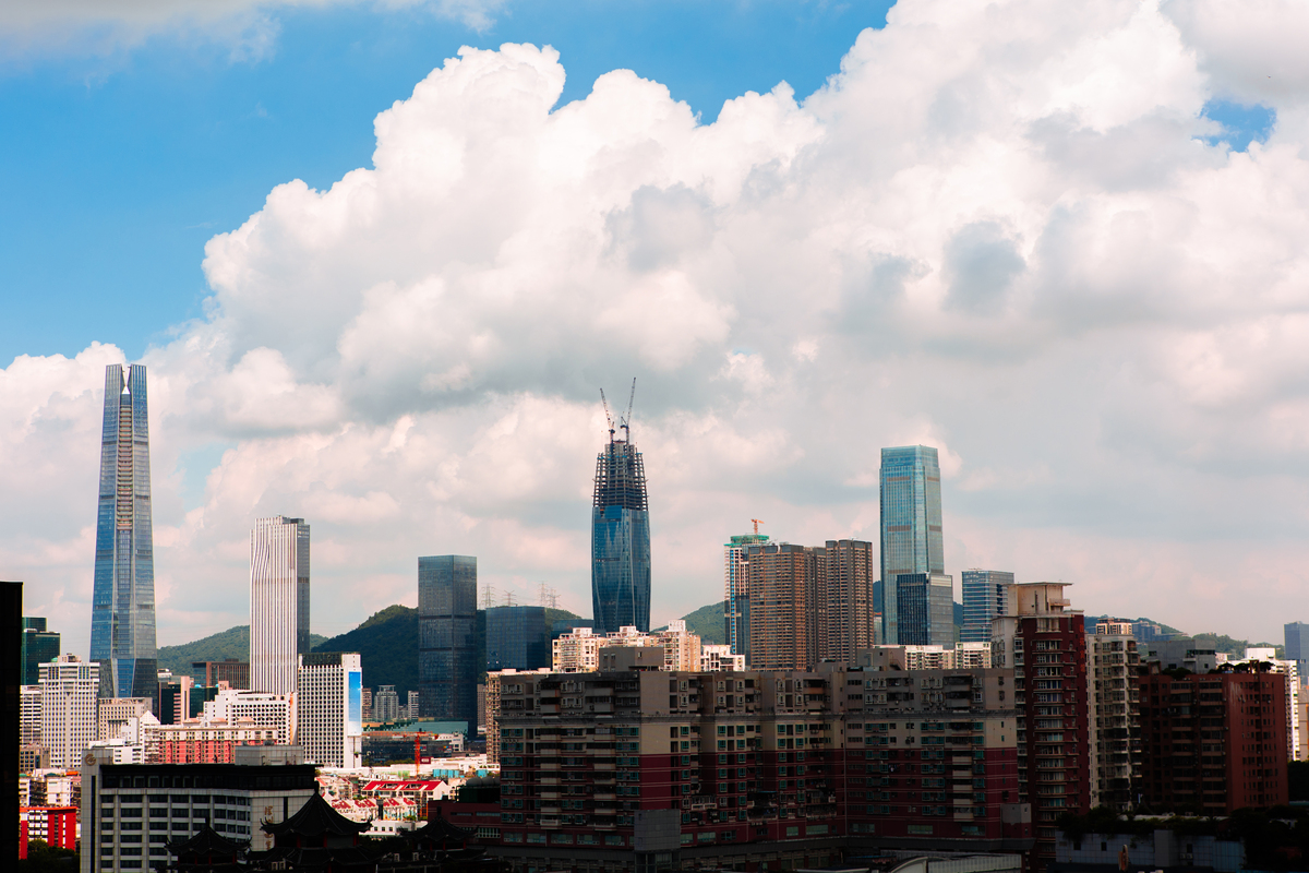 现代深圳城市天际线,高耸的摩天大楼在蓝天白云下,了.