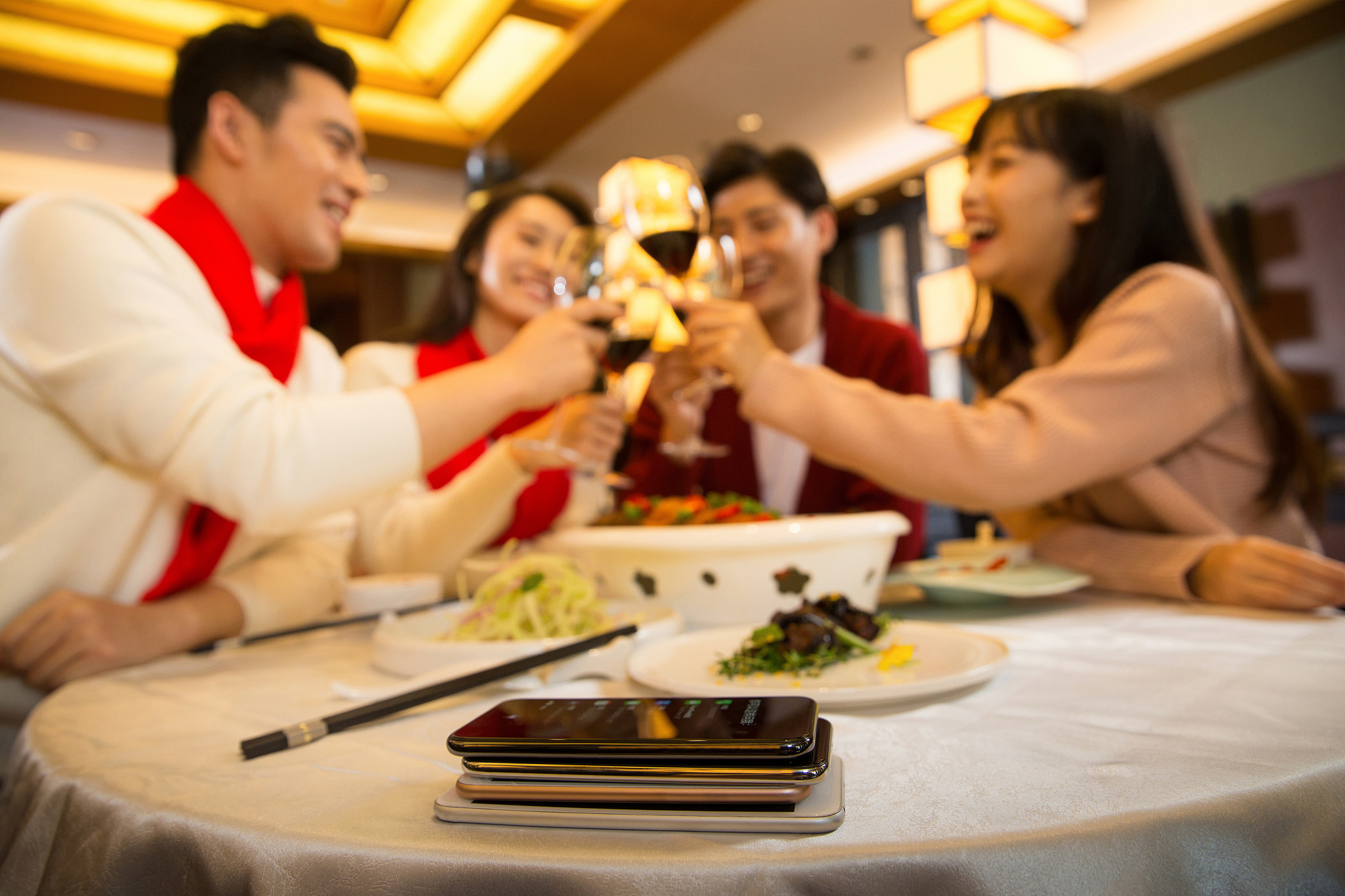 请朋友吃饭怎么说可以说：你想不想一起出来吃饭？或者我请你吃饭吧你有时间吗？继续