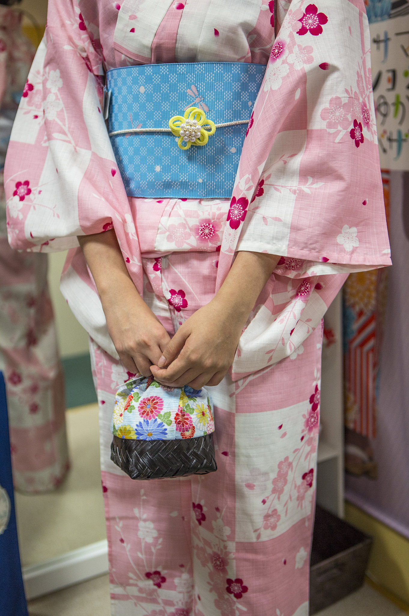 翻译成繁体中文：きららあっ、たまてさん。たまておお、きららちゃん。どうもどうも。きらら服を見ていたんですか？たまてええ、この衣装もいいのですが、馴染んだ服に近い物など無いかなぁと。きらら馴染んだ服？ ですか？たまてはい。普段は着物でしてー。きららうーん、おそらくこの辺りでは取り扱ってないかなぁ。たまてまぁそうでしょうねぇ。きららそうだ。クリエメイトの方で着物を持っている人がいないか聞いてみましょう