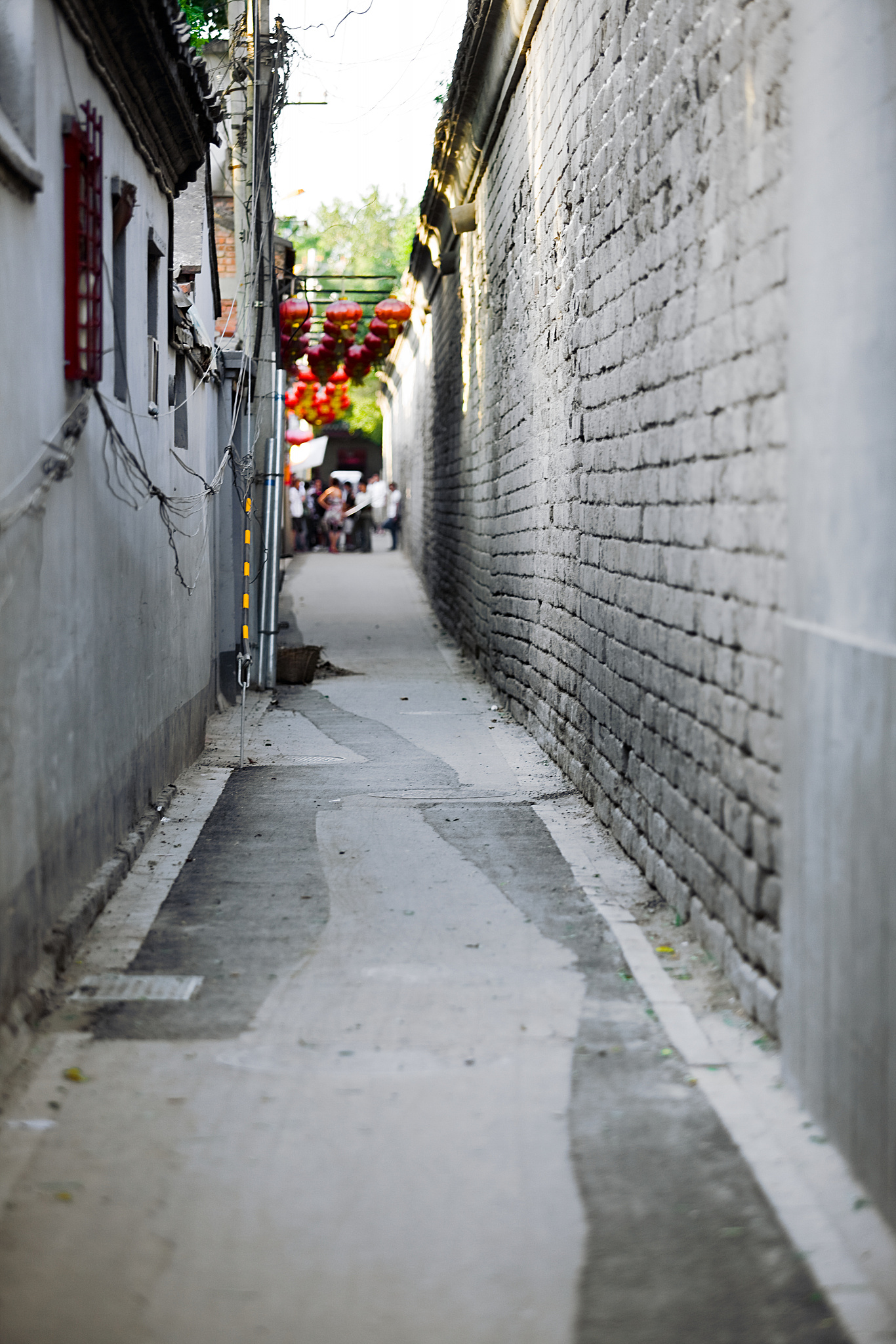 从关心下一代的角度给一条学校楼旁的小巷起名？最少起10个。