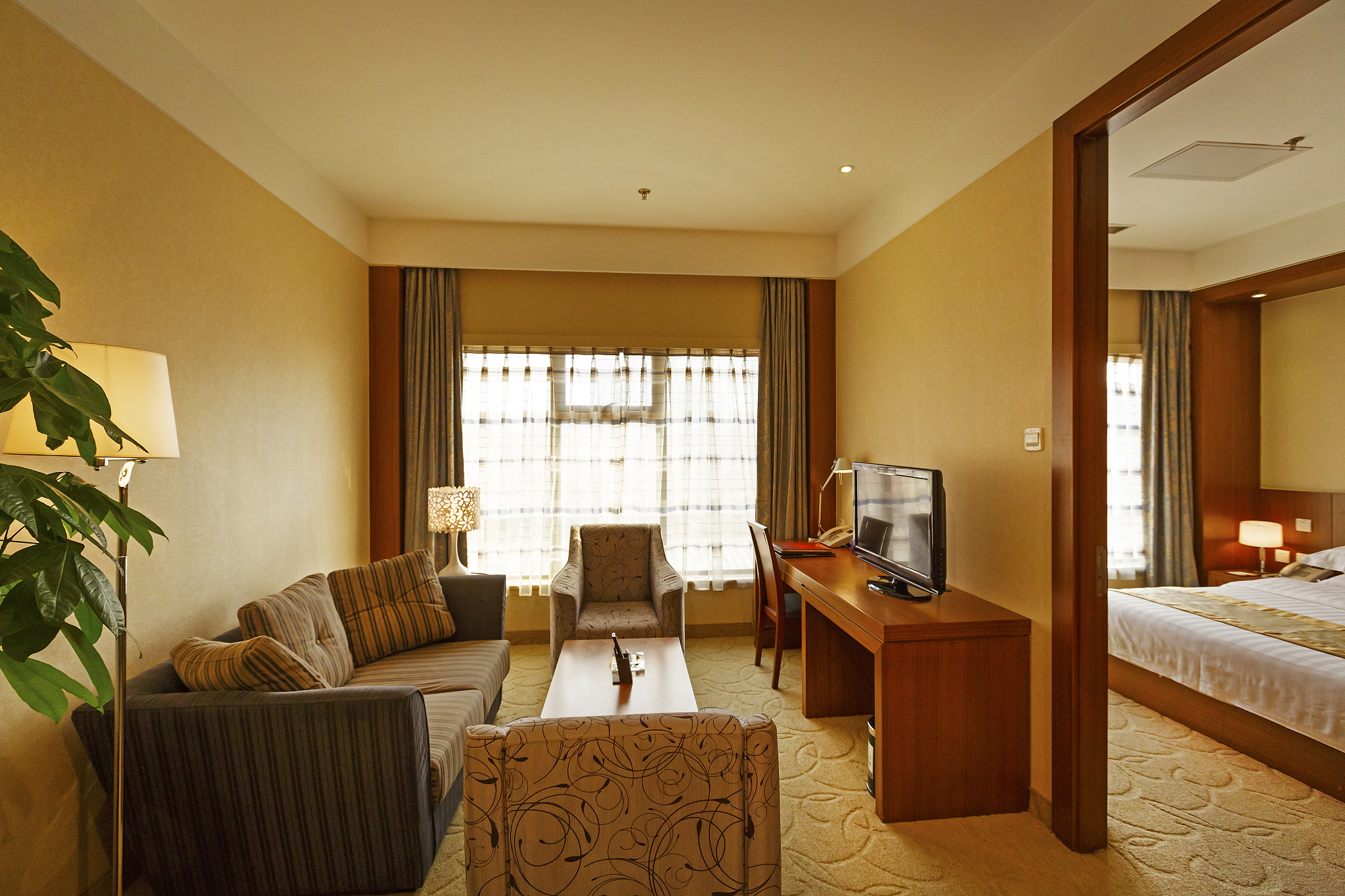 我们是一家商务连锁型酒店除了对客提供有住房服务还有零售住宿产品如枕头被子等售卖。市场目标客户定位为中高消费客户群。现在你做为我们酒店的运营管理人员请分析以下用户消费行为和轨迹并为这个用户生成高价值画像标签并对标签做详细分析、打标理由、营销建议以便后续分析该会员潜在的消费行为和特征。以下为该用户的消费信息轨迹：1该用户共计入住了20次有17都需要在前厅开票2该用户的预订渠道累计数为：携程预订1次、飞