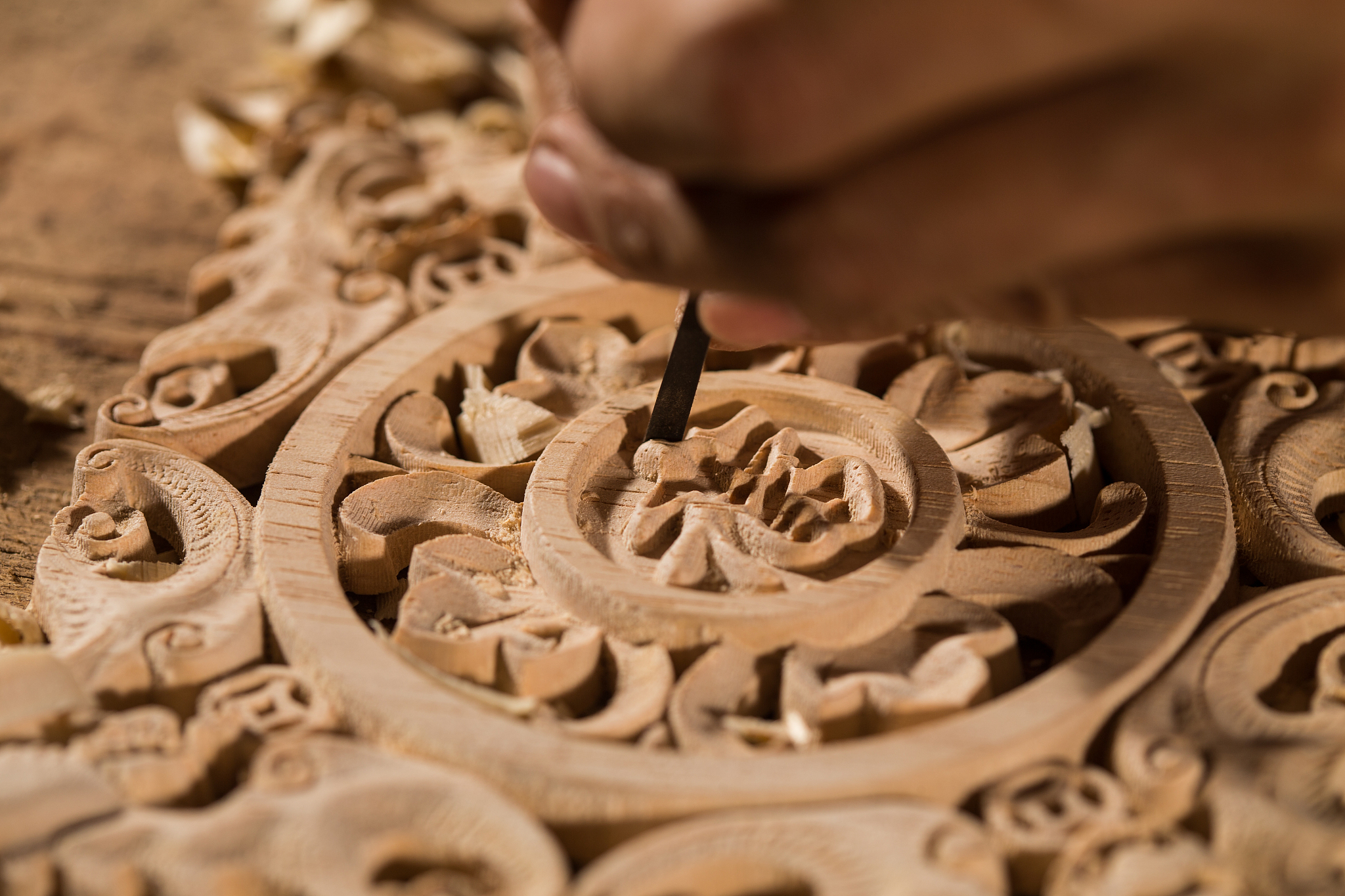 潮州木雕“铺殿花”图式与大专幼儿专业在教学方面的结合，关于”总结潮州木雕“铺殿花”图式与大专幼儿专业在教学方面的结合的优势和不足，并提出改进措施“麻烦编写1500字