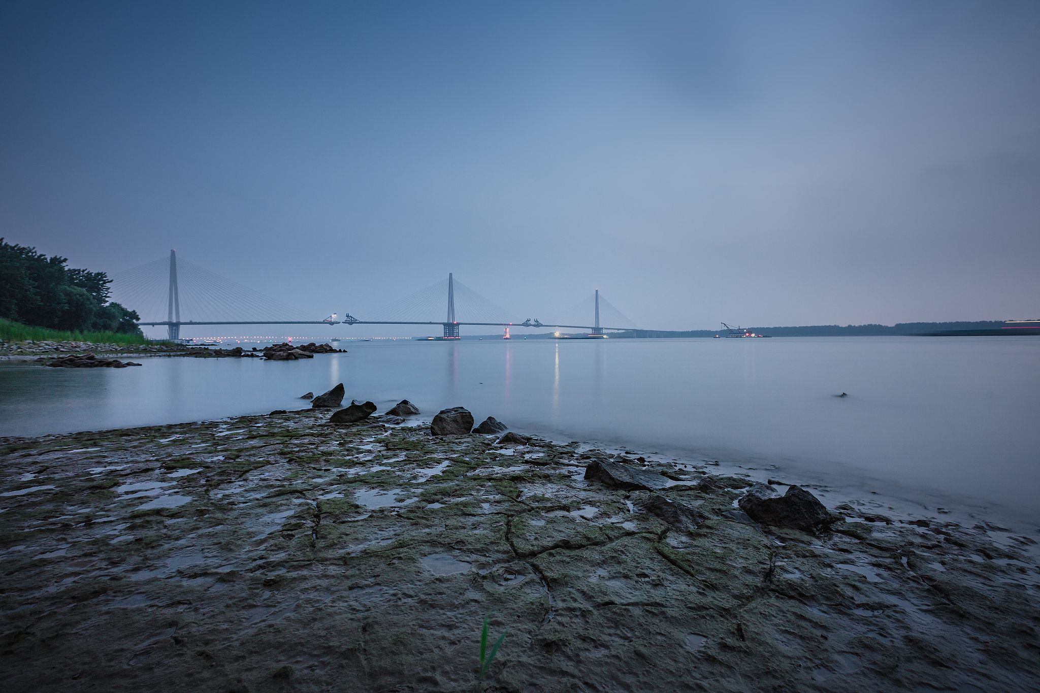 阐述：N银行南京分行后台业务集中运营如何建设业务异常紧急处理团队1500字