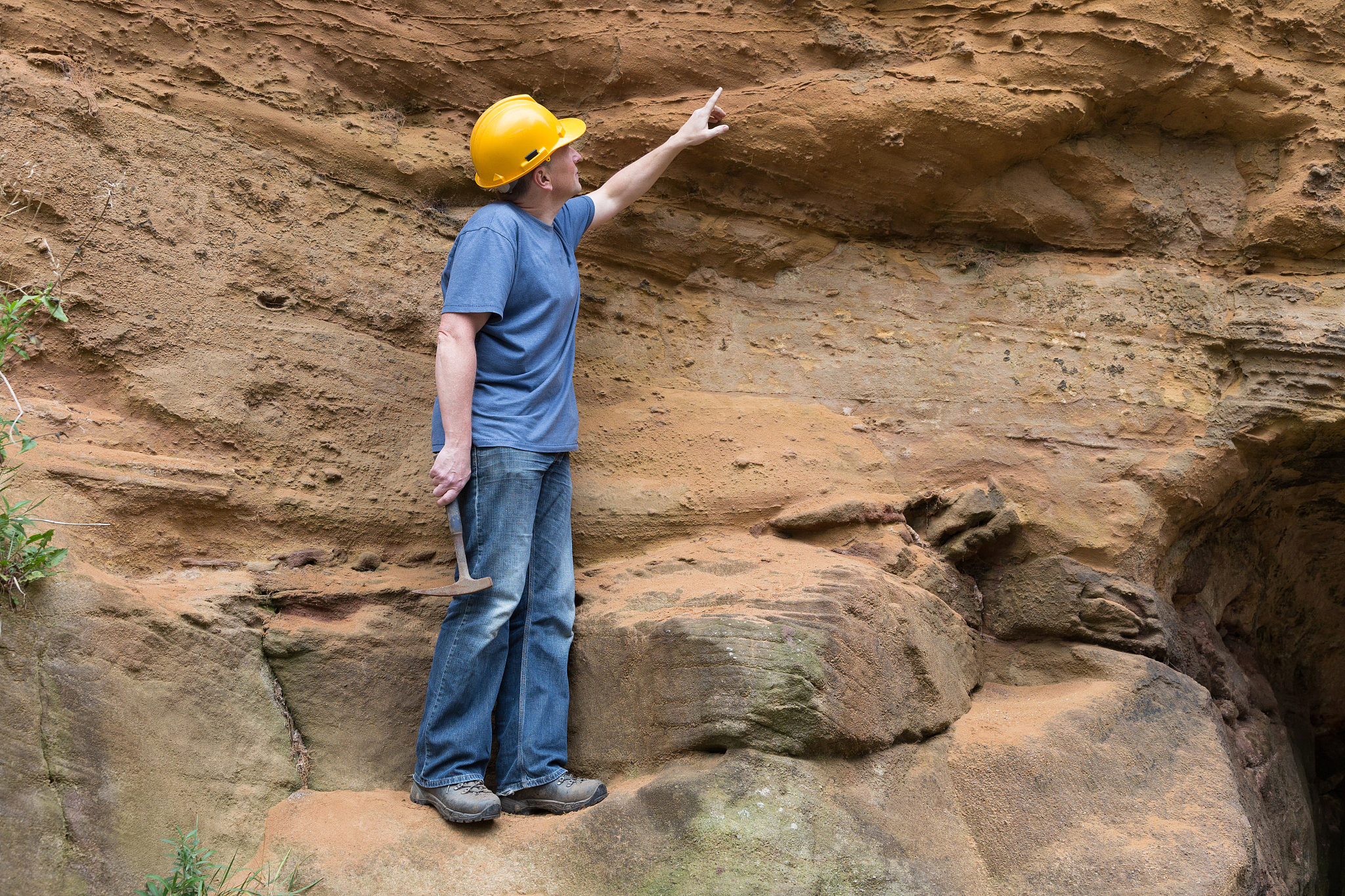 峭壁上的地质岩石块取样