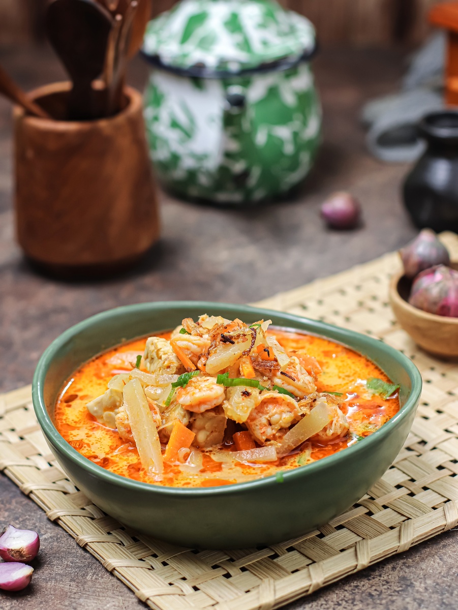 请根据以下模板写一份相似的文案描述更有画面感和诱惑力文字数量大致相同：每天上班我都会带上这个捞汁水煮菜酸辣脆爽低卡又好吃碗里放黄瓜煮熟的魔芋丝木耳西兰花小番茄水煮蛋和玉米条件好的来点大虾一点香菜倒入半碗凉白开重点就是这个泰式酸辣汁酸辣爽口味道特别香浓口盖腌制半小时即可开吃清爽解腻快试试吧