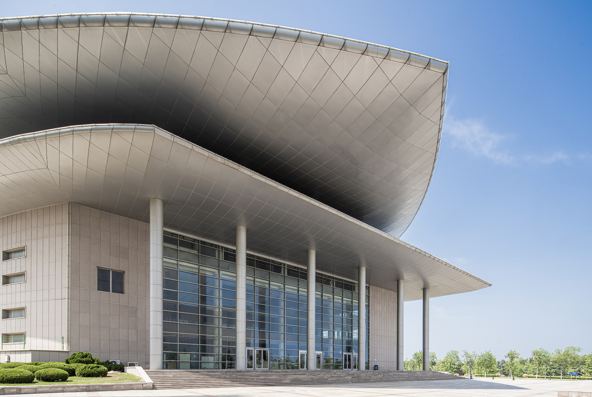 企业场馆选择：现代场馆的优势与传统场馆的比较