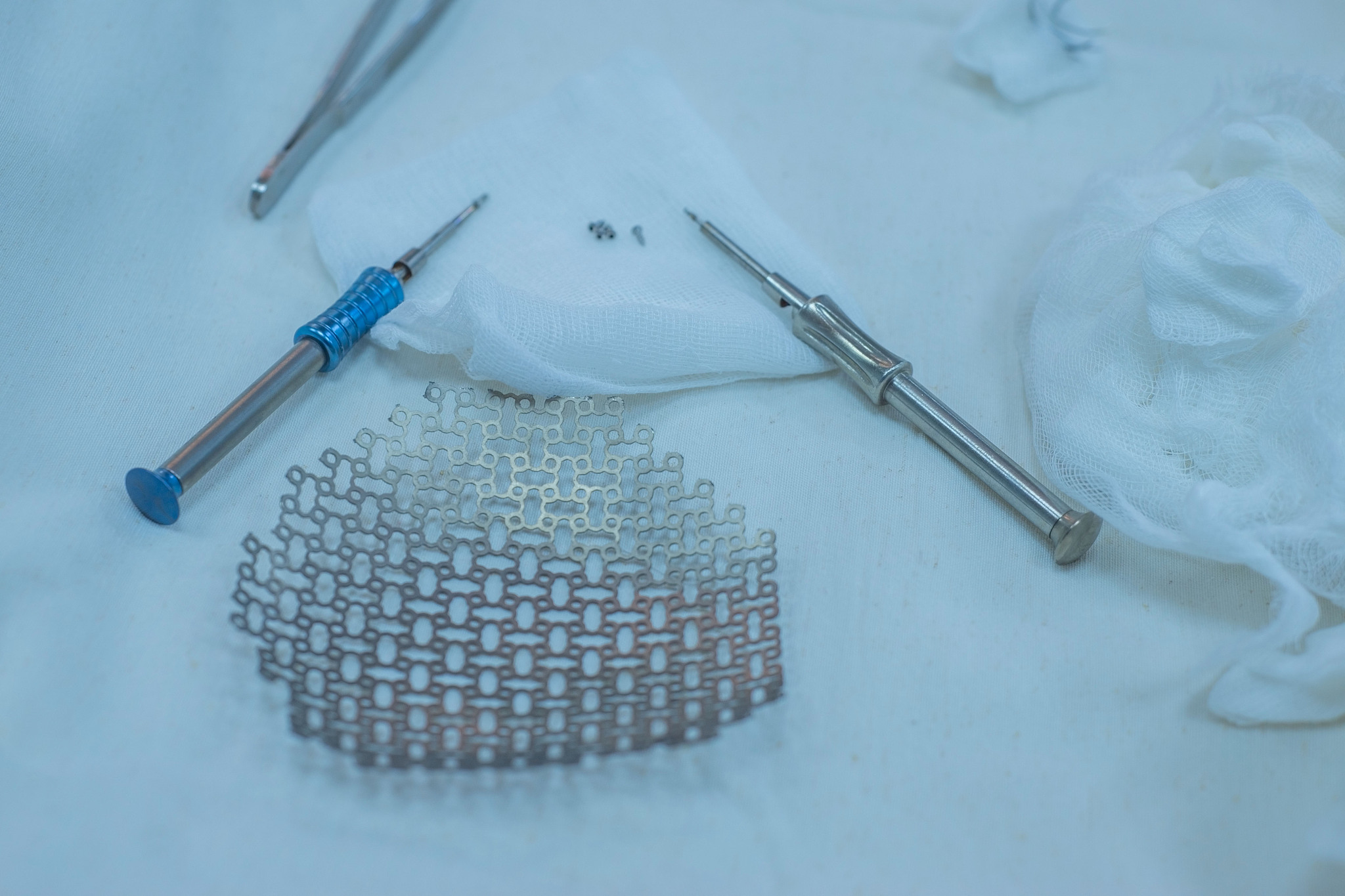 TIPS术常用支架材料及型号：钨丝、金属和塑料