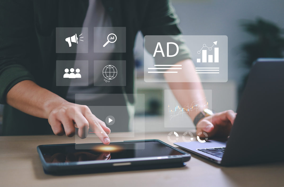 行動商務的特性：隨時隨地、個人化、即時、便利、多媒體