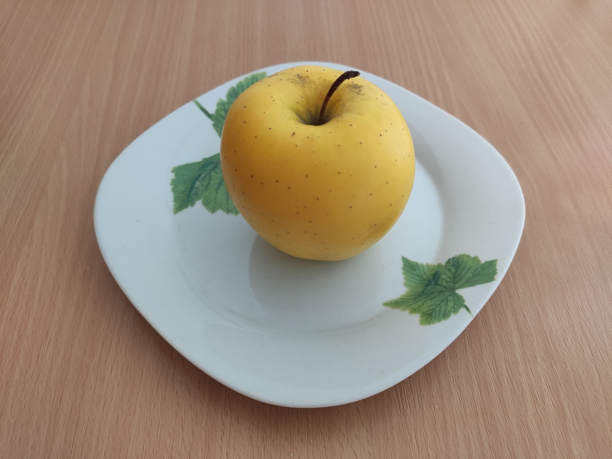 桌子上的新鲜苹果