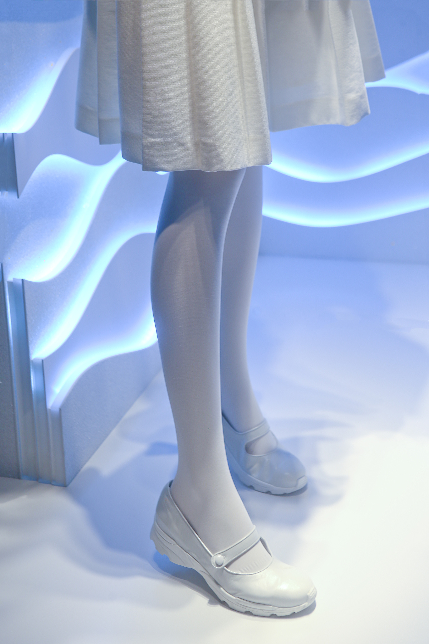 白丝短裙意外尿裤子:女孩尴尬经历与暖心帮助 白丝短裙意外尿裤子:女孩尴尬经历与暖心帮助