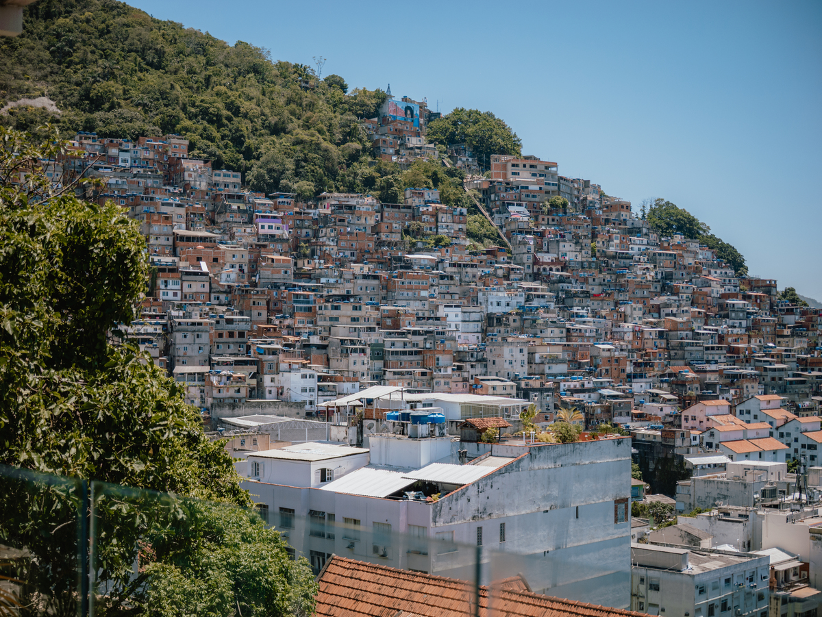 密集的山坡居民区,住宅楼紧密相连