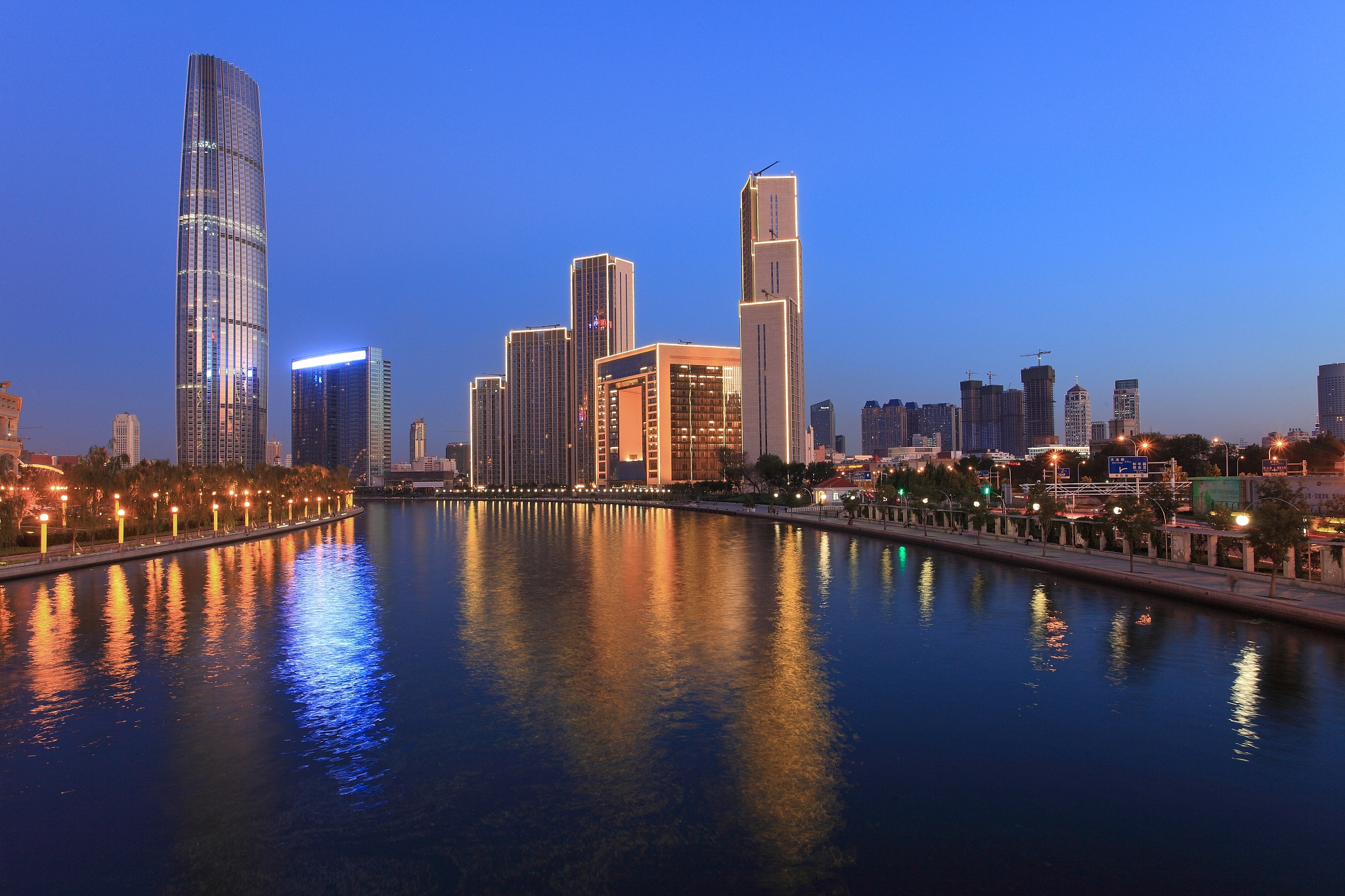 天津现代建筑和海河风光