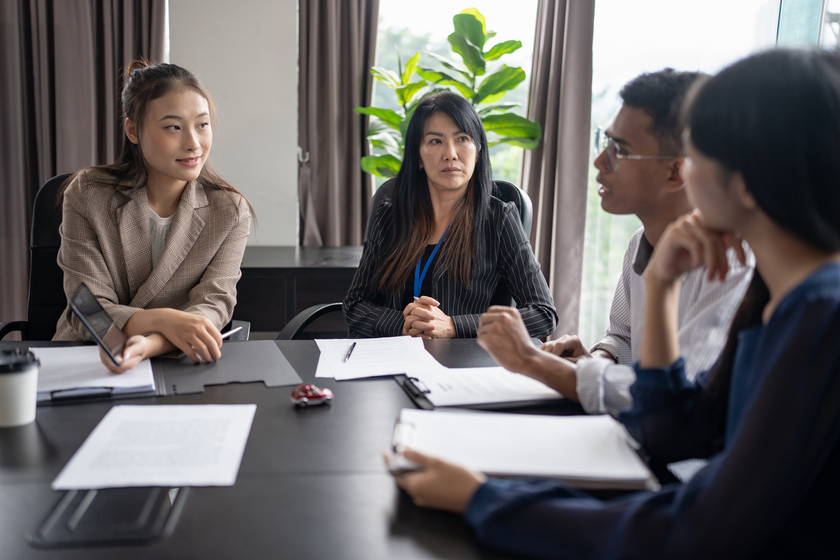 小李是新来的同事工作不熟悉常常感到沮丧我该如何劝说？用现场模拟的方式公务员面试