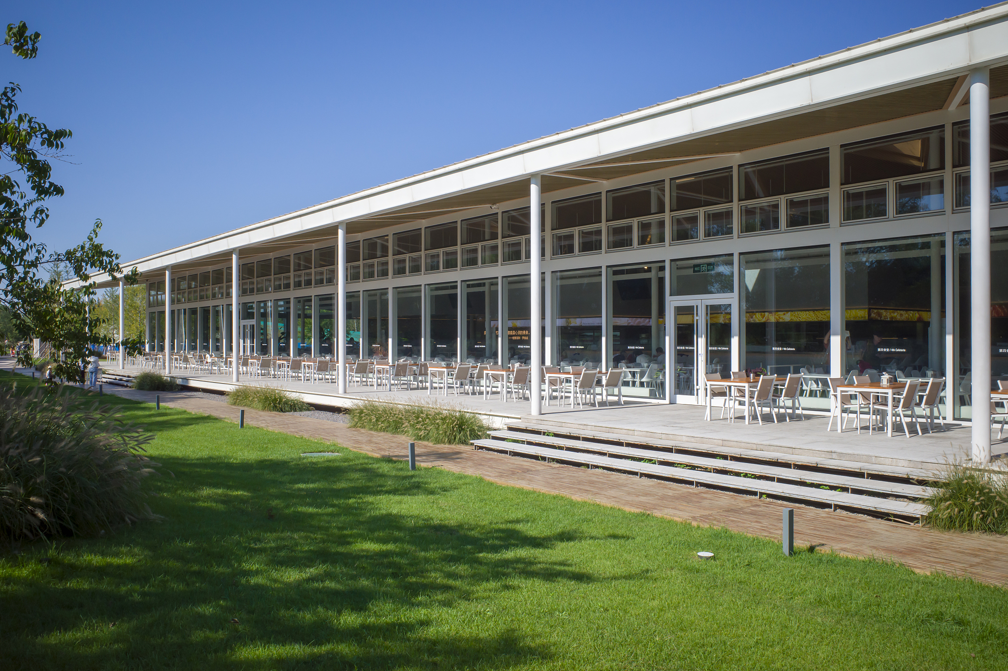 阳澄湖服务区建筑内部形容