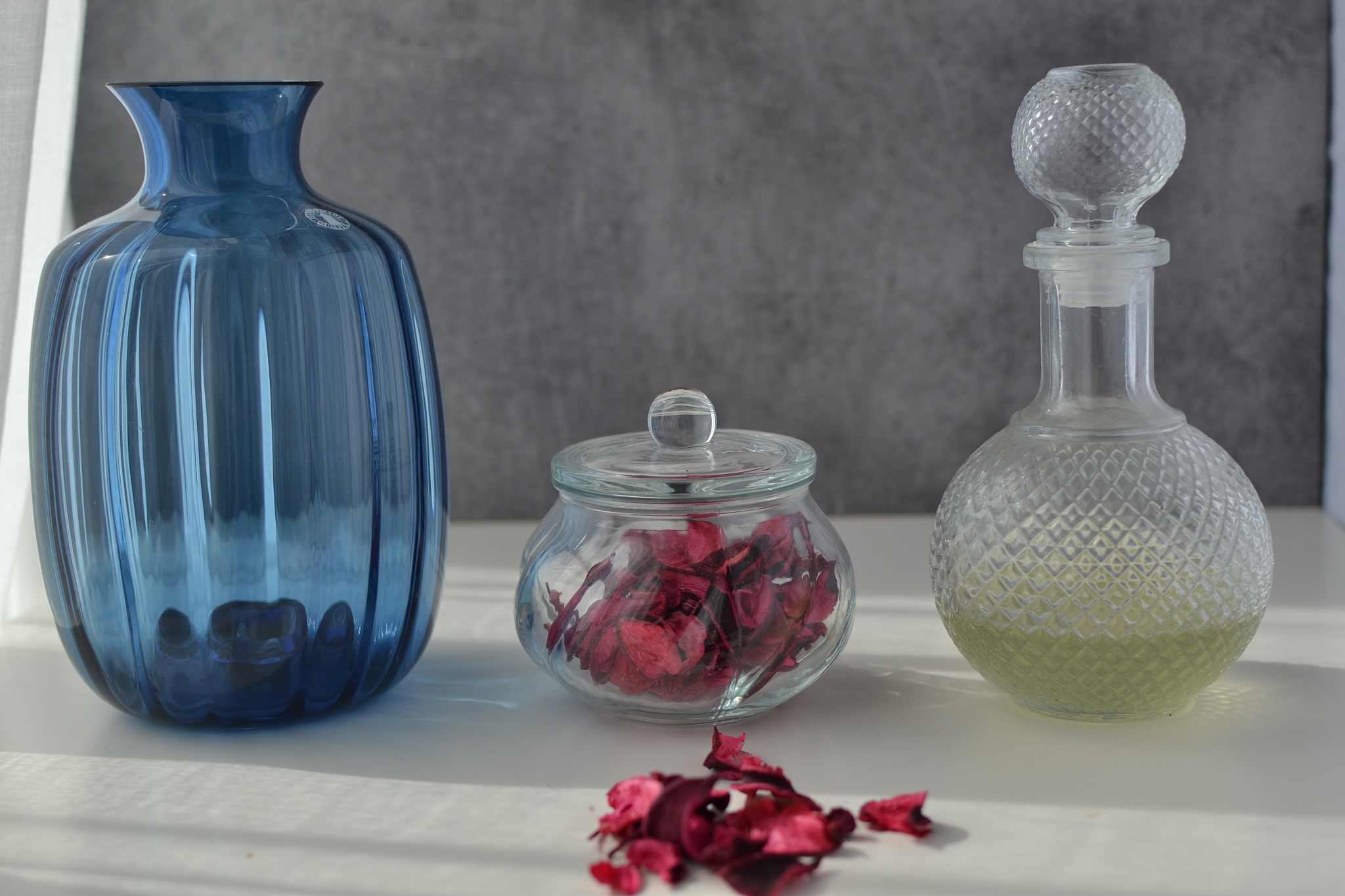 写一段500字类似的话将下面设计对象的红酒换成玻璃花瓶针对现有的泡沫包装进行改进泡沫材料本身对环境污染极大而且泡沫材料作为缓冲常常会因为天气原因在一冷一热的情况下导致酒标会产生水汽降低了消费者的使用感所以使用瓦楞纸设计一体成型的结构作为缓冲一方面避免了泡沫材料造成的困扰另一方面精致的结构提升了消费者的体验感并且瓦楞纸可多次循环利用这样的设计一举多得。在产品的设计上设计了两个100ml的体验装市场上