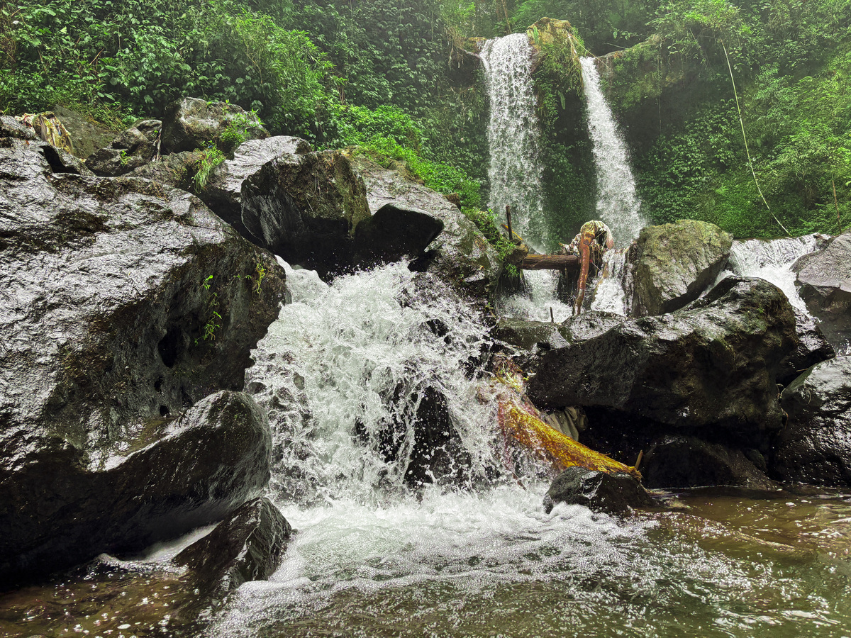 瀑布急流安全指南：如何判断水流风险与选择观赏位置