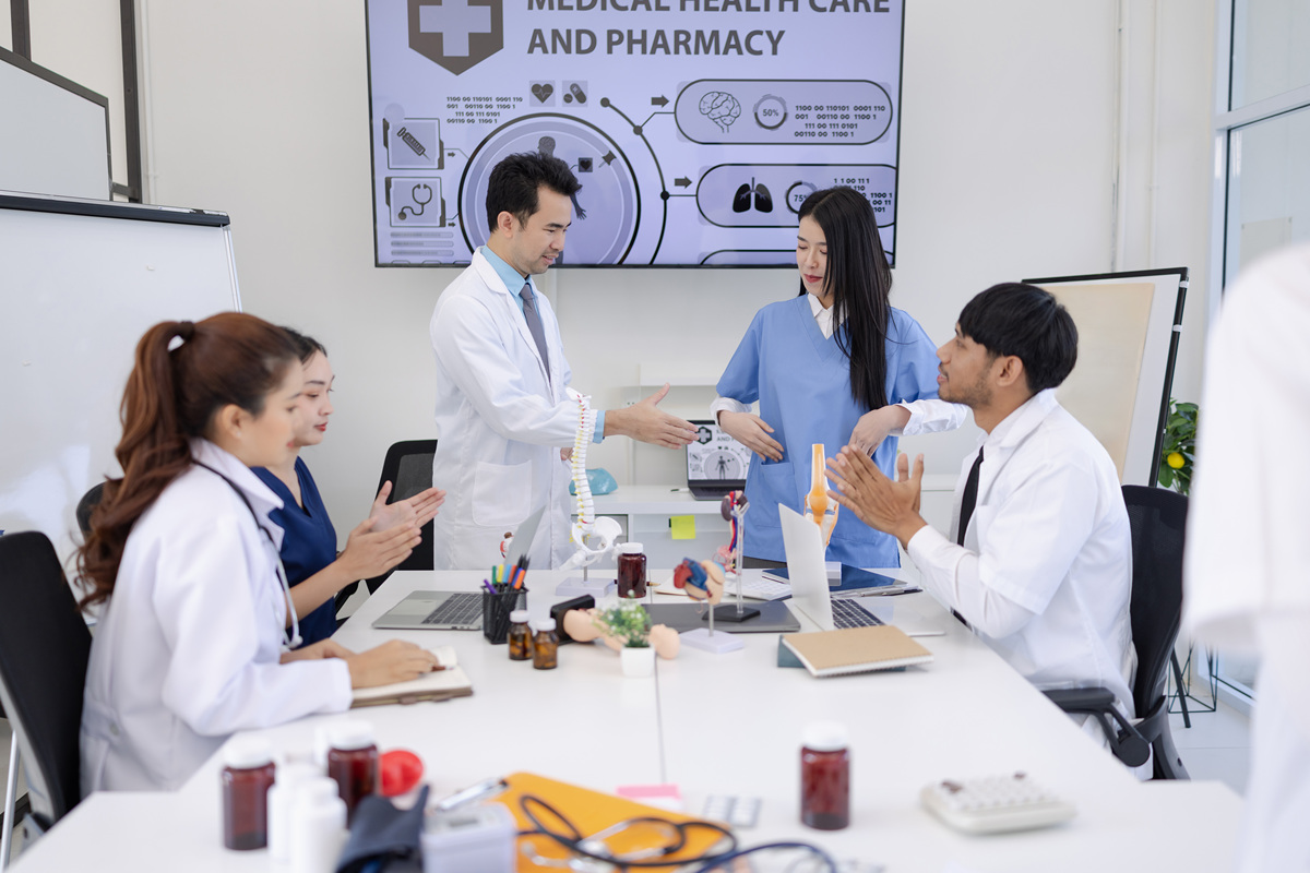 临床医学专业特点：实践性强、责任重大、团队合作重要