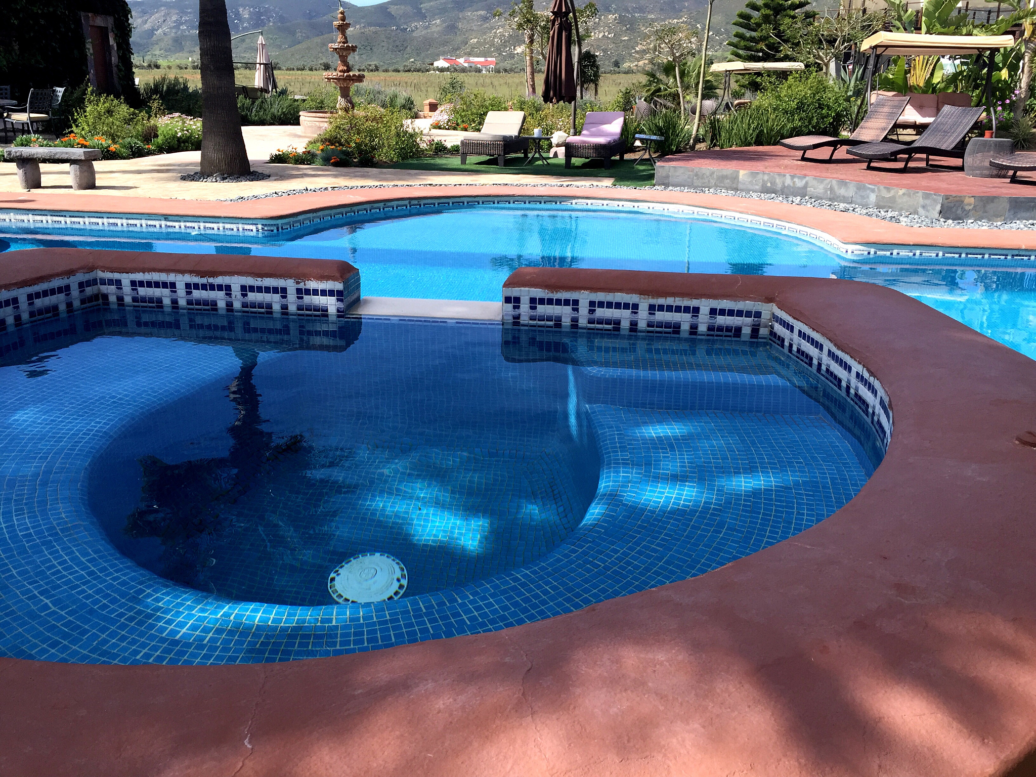 享受奢华放松：游泳池、热水浴缸和摩顿布朗英式洗浴用品